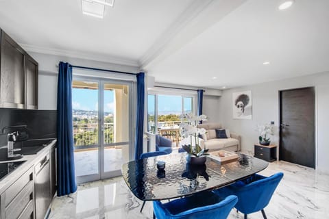 Natural landscape, Kitchen or kitchenette, Living room, Seating area, Dining area