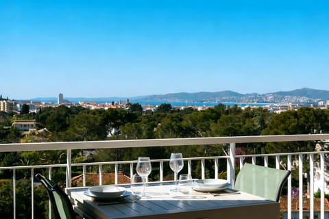 Patio, Day, Natural landscape, View (from property/room), Balcony/Terrace, Dining area, Sea view