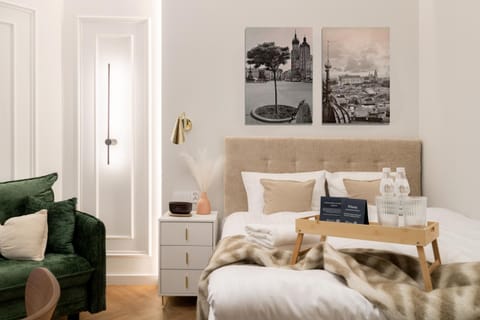 Bed, Photo of the whole room, Seating area