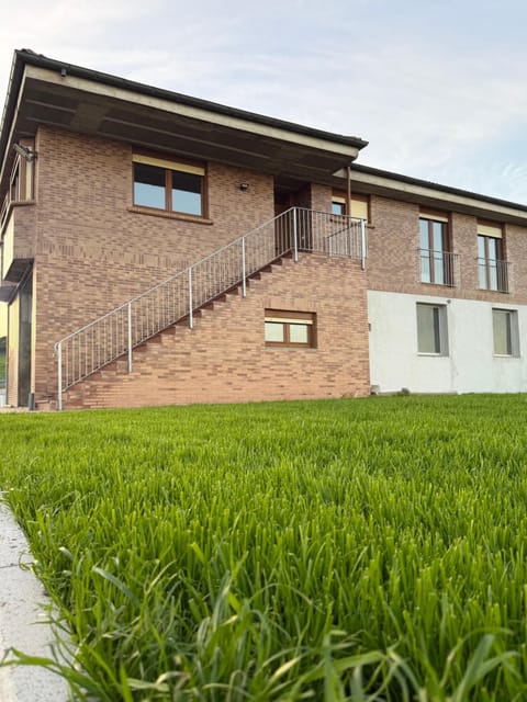 Property building, Spring, Day, Natural landscape, Garden, Balcony/Terrace, Garden view