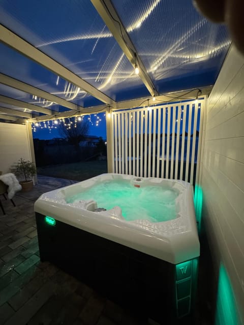 Hot Tub, Hot Tub