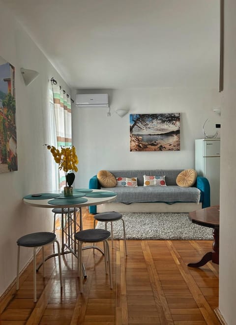 Living room, Seating area, Dining area, air conditioner