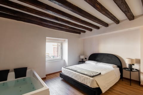 Bed, Hot Tub, Photo of the whole room, Bedroom