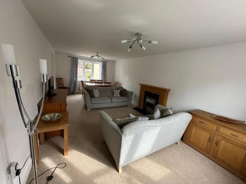 TV and multimedia, Living room, Seating area, Dining area