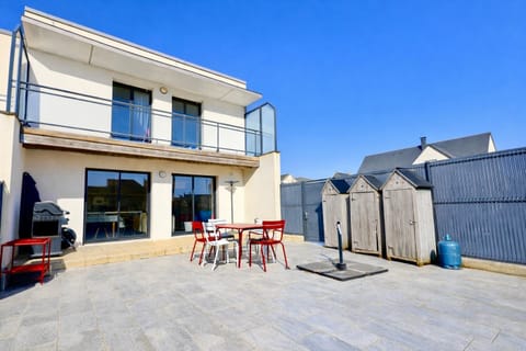 Property building, Patio, Day, Garden, View (from property/room), Balcony/Terrace, Dining area