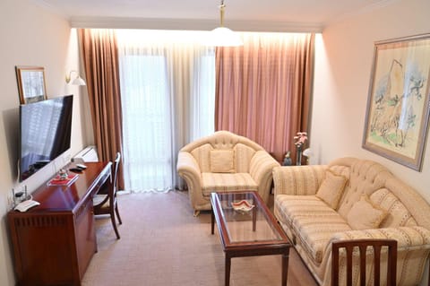 Communal lounge/ TV room, TV and multimedia, Living room, Seating area