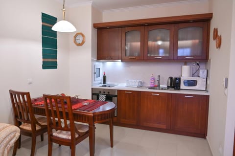 Coffee/tea facilities, Kitchen or kitchenette, Dining area, oven, stove, toaster
