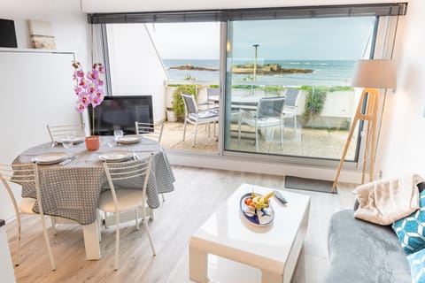 TV and multimedia, Balcony/Terrace, Living room, Seating area, Dining area, Sea view, furniture, heating, internet