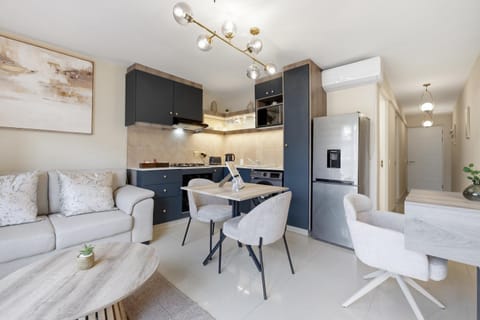 Kitchen or kitchenette, Living room, Seating area, Dining area, oven, stove