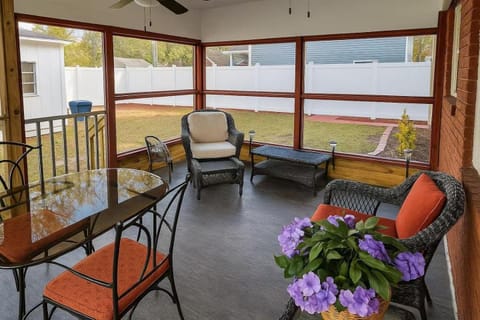 BBQ Grill • Screened Porch • Gazebo • Pet Friendly House in Savannah