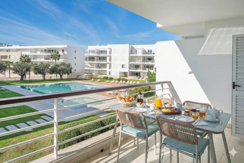 Balcony/Terrace, Dining area, Pool view