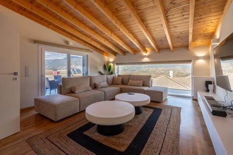 TV and multimedia, Living room, Seating area, Evening entertainment