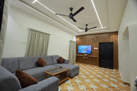Communal lounge/ TV room, TV and multimedia, Living room, Seating area, Evening entertainment