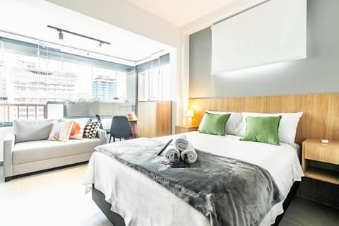 Bed, TV and multimedia, Living room, Photo of the whole room, Seating area, Bedroom