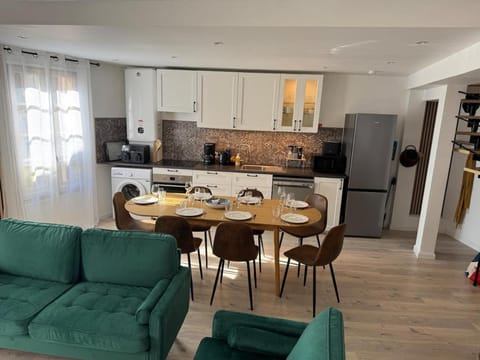 Coffee/tea facilities, Living room, Dining area, dishwasher, oven, stove, toaster