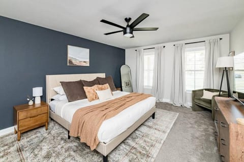 The Madison - 5 Minutes to Downtown, Firepit and Deck! House in Madison Heights