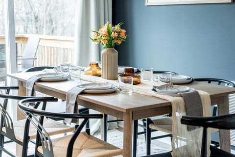 The Madison - 5 Minutes to Downtown, Firepit and Deck! House in Madison Heights