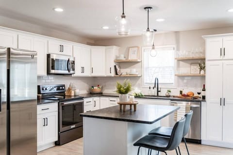 The Madison - 5 Minutes to Downtown, Firepit and Deck! House in Madison Heights