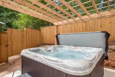 Cozy A Frame - 15 Minutes to Asheville, Hot Tub, and Games! House in Bent Creek