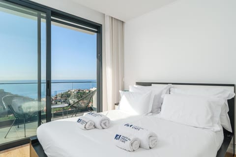 Bed, Natural landscape, View (from property/room), Balcony/Terrace, Photo of the whole room, Bedroom, Sea view, towels