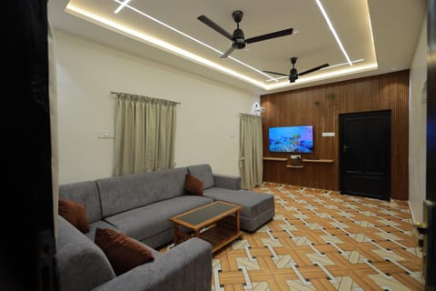 Communal lounge/ TV room, TV and multimedia, Living room, Seating area, Evening entertainment