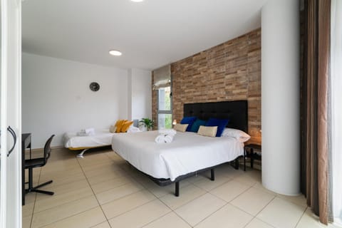 Carol Suites Fira Barcelona Habitaciones privadas en apartamento Bed and Breakfast in L'Hospitalet de Llobregat