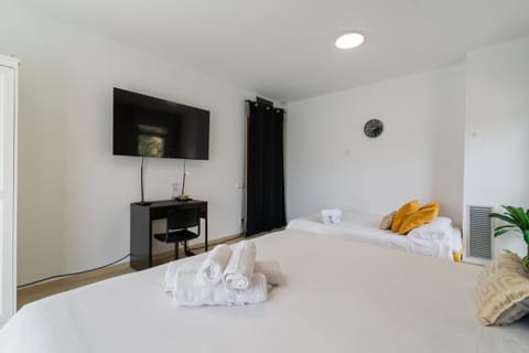 Carol Suites Fira Barcelona Habitaciones privadas en apartamento Bed and Breakfast in L'Hospitalet de Llobregat