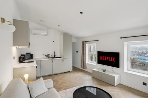 TV and multimedia, Kitchen or kitchenette, Living room, Seating area, Dining area, oven, air conditioner