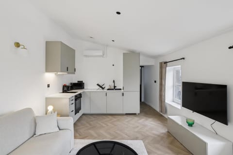 TV and multimedia, Kitchen or kitchenette, Living room, Seating area, Dining area, oven, stove, air conditioner