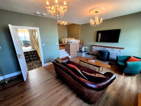Communal lounge/ TV room, TV and multimedia, Living room, Seating area, Evening entertainment