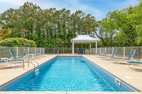The Whistling Oyster - Corolla Village, Oceanside, 460 Yds to Beach, Pool, Hot Tub, Pool Table House in Corolla