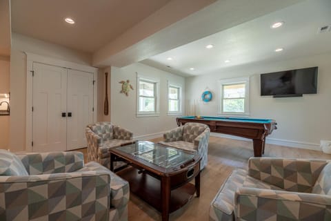 The Whistling Oyster - Corolla Village, Oceanside, 460 Yds to Beach, Pool, Hot Tub, Pool Table House in Corolla