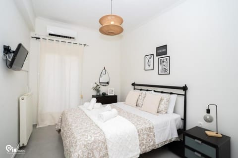 Bed, TV and multimedia, Photo of the whole room, Bedroom, air conditioner