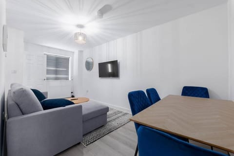 Communal lounge/ TV room, TV and multimedia, Living room, Seating area