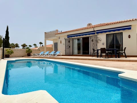 Property building, Day, Pool view, Swimming pool, sunbed