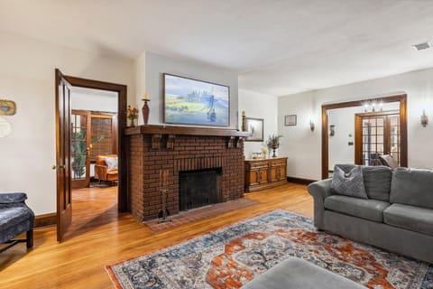 Steps to Edgewater - Sleeps 14 - Fun Game Room Retreat House in Cleveland Heights