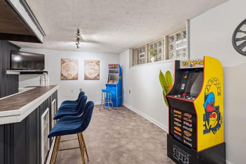 Steps to Edgewater - Sleeps 14 - Fun Game Room Retreat House in Cleveland Heights