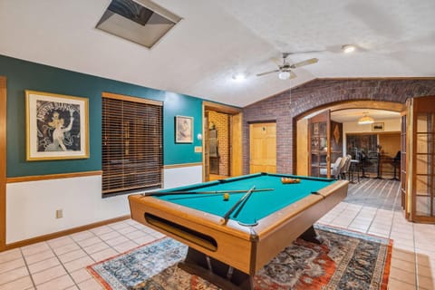 Steps to Edgewater - Sleeps 14 - Fun Game Room Retreat House in Cleveland Heights