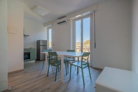 Kitchen or kitchenette, Dining area, kitchen