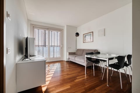 TV and multimedia, Kitchen or kitchenette, Living room, Seating area, Dining area