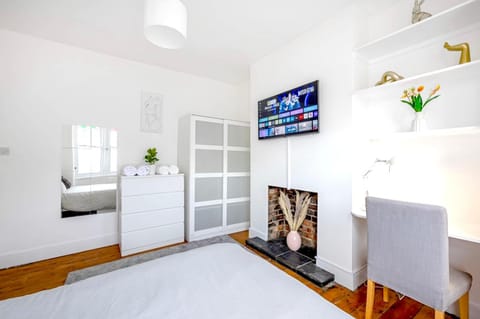 Bed, TV and multimedia, Photo of the whole room, Seating area, Bedroom, wardrobe