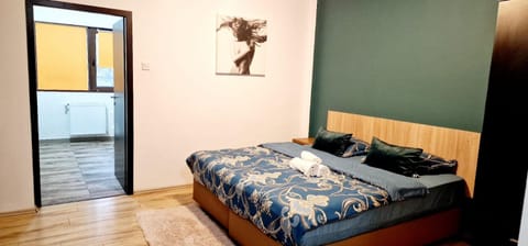 Bed, towels