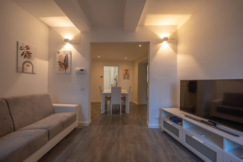 Photo of the whole room, Seating area, Dining area, internet