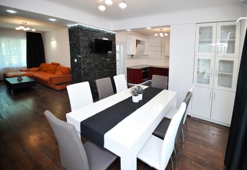 Communal lounge/ TV room, Coffee/tea facilities, Kitchen or kitchenette, Living room, Dining area