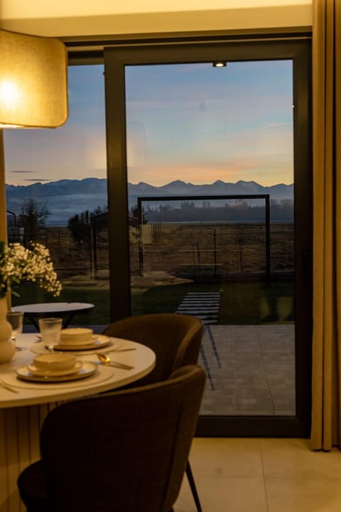 Living room, Dining area, Mountain view