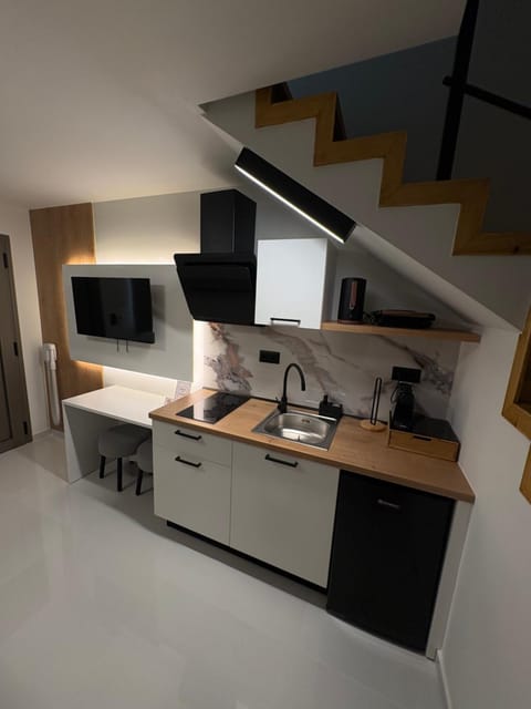 Kitchen or kitchenette, minibar
