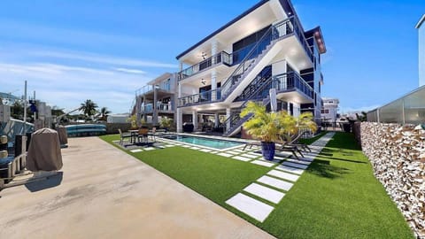 Property building, Patio, Garden, Garden view, Pool view, Swimming pool, sunbed
