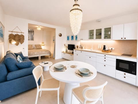 TV and multimedia, Coffee/tea facilities, Kitchen or kitchenette, Living room, Dining area, Meals, dishwasher, internet, oven, stove, kitchen, air conditioner