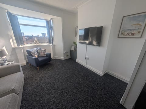 Communal lounge/ TV room, TV and multimedia, Living room, Seating area, Evening entertainment