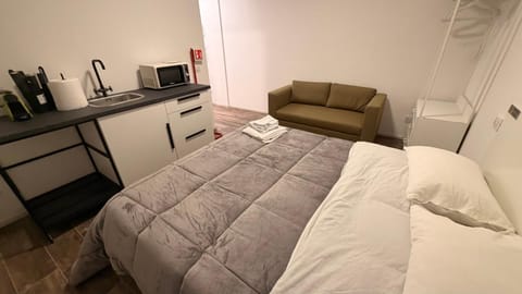 Bed, Coffee/tea facilities, Kitchen or kitchenette, Bedroom, microwave, minibar